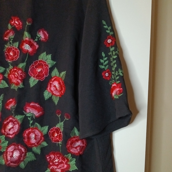Beautiful Red Roses Blouse - Picture 2 of 2